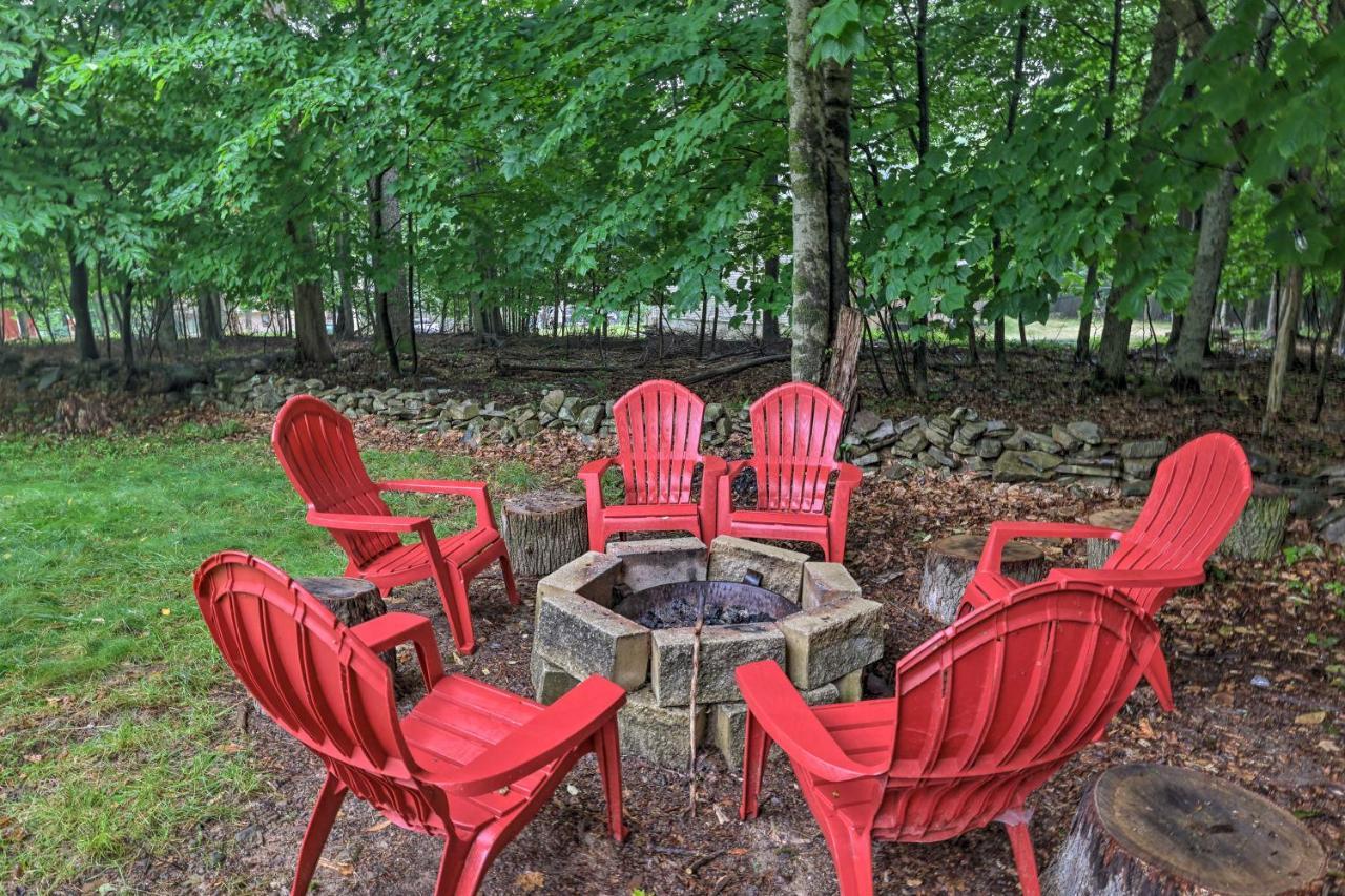 Spacious Tobyhanna Home With Lake Access And Fire Pit! Екстериор снимка